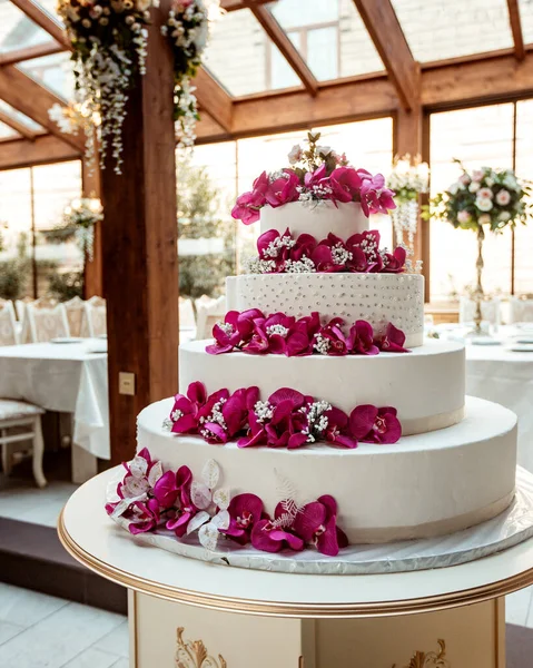 Hochzeitsdessert Mit Blumen Verziert — Stockfoto