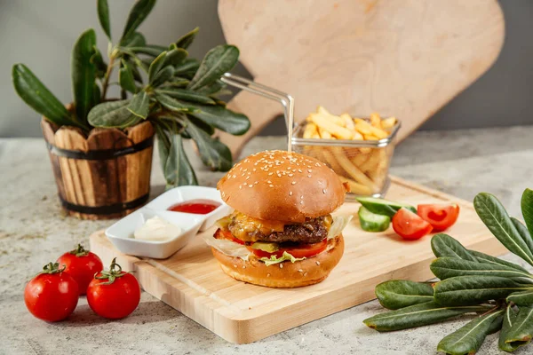 Hambúrguer Servido Com Batatas Fritas Salada — Fotografia de Stock