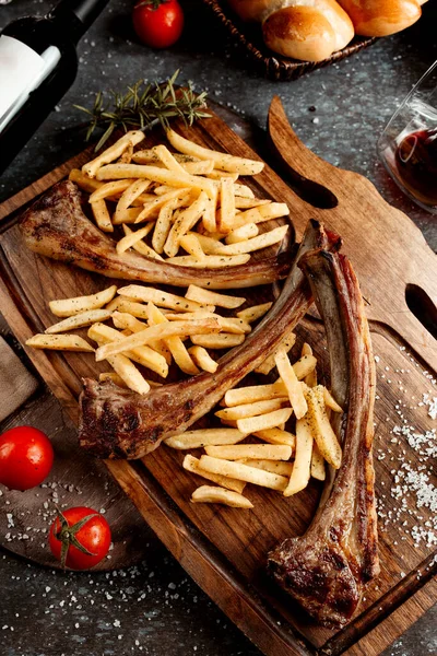 Kebab Fresco Com Batatas Fritas Tábua Madeira — Fotografia de Stock