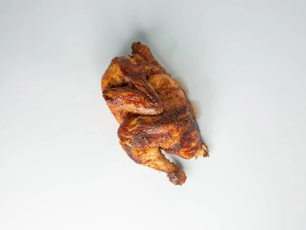 白色背景整只烤鸡的顶部侧视图 — 图库照片