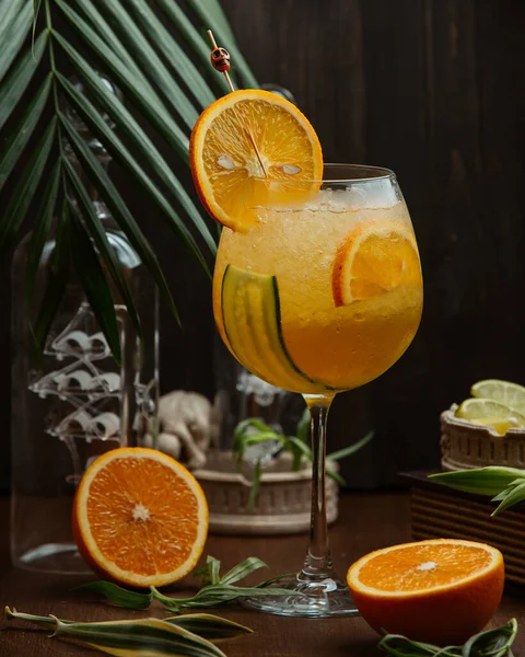 Cóctel Naranja Con Rodajas Pepino Naranja — Foto de Stock