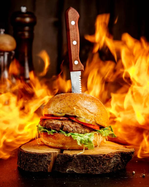 Ogień Mięso Burger Konopi Drewnianych — Zdjęcie stockowe