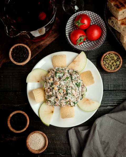 Elmalı Salata Tabağı Mısır Salatası Tavuk Mayonezi Kuru Üzüm — Stok fotoğraf