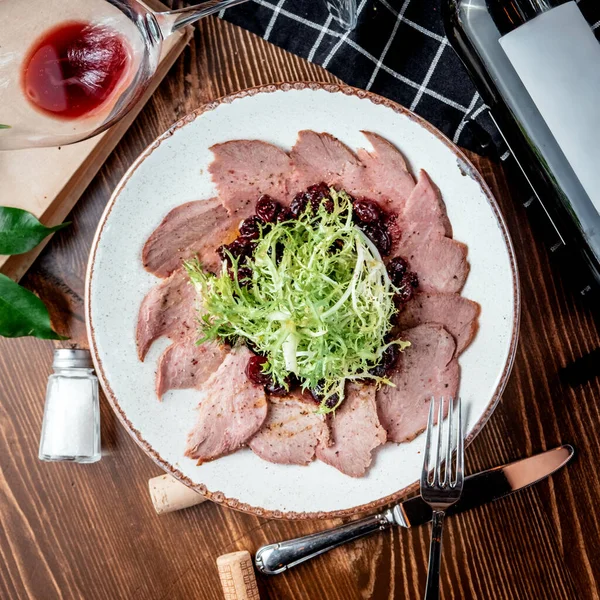 Dilimlenmiş jambon carpaccio ve yeşil