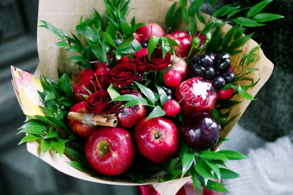 Korg Med Frukt Och Bär Och Blommor — Stockfoto