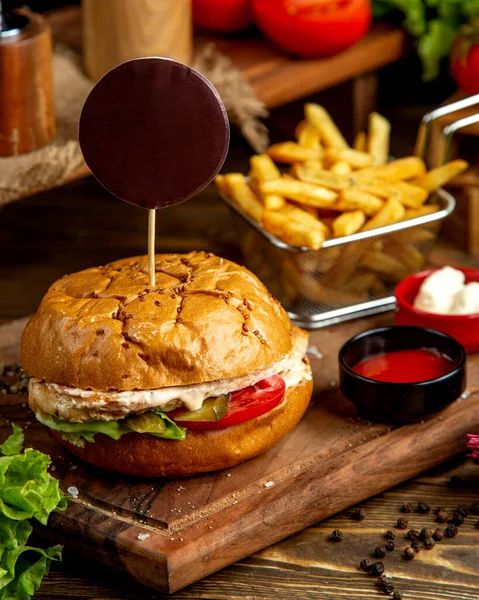 Ostburgare Med Pommes Frites Och Ketchup — Stockfoto