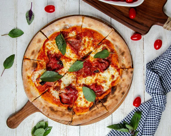 Ovanifrån Saltat Kött Pizza Med Basilika Ost Och Tomat — Stockfoto