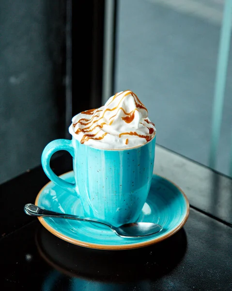 Kaffeegetränk Mit Schlagsahne Und Karamellsirup — Stockfoto