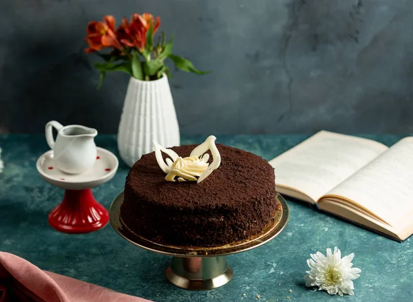 Bolo Cacau Desmorona Decorado Com Folhas Chocolate Branco Creme — Fotografia de Stock