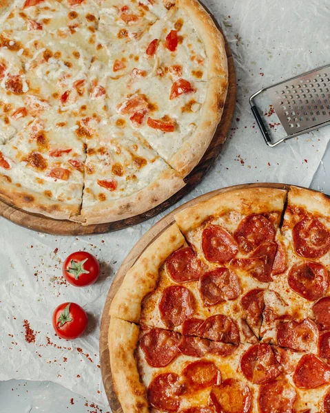 Deux Sortes Pizza Sur Table — Photo gratuite