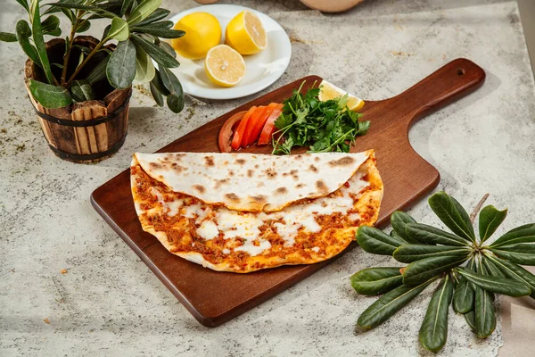 Turkish Pizza Lahmajun Dengan Keju Disajikan Dengan Peterseli Dan Lemon — Stok Foto