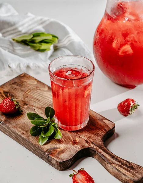 Erdbeer Limonade Auf Dem Tisch — Stockfoto