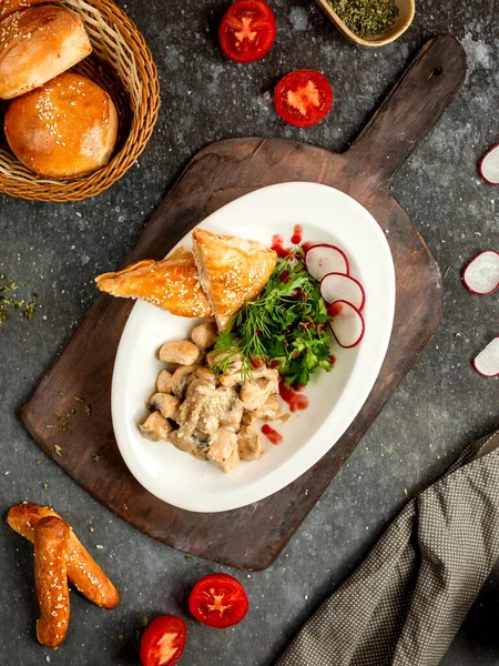 Kyckling Med Svamp Gräddsås Med Puffbröd — Stockfoto