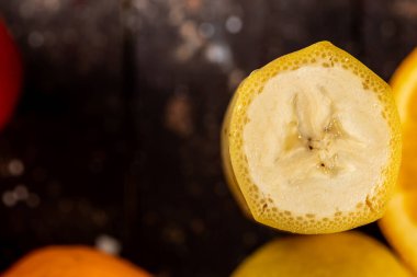 Tahta bir masada ikiye bölünmüş muz.