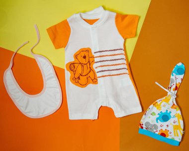 Aslan yavrusu şapkalı ve önlüklü çocuk bakıcısı.