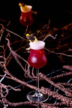 çilek masaya kokteyl