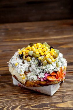 Türk yemeği kumpir, mısır zeytinli mayonez ve patates.