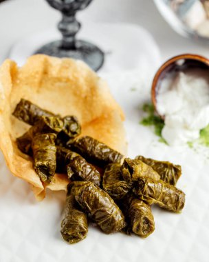 Dolma sade yoğurtla servis edilir.