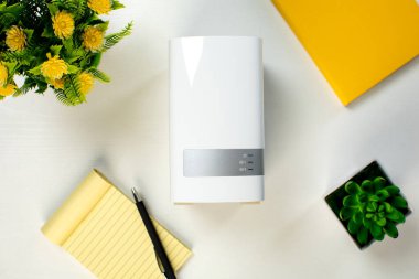 power bank ve sarı kalemli not defteri