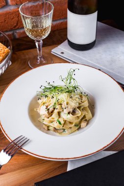 rendelenmiş peynirli ve yeşillikli makarna