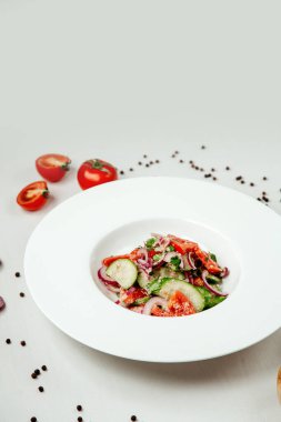 Masanın üzerinde sebze salatası