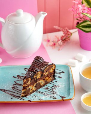 Kakaolu çikolatalı kremalı profiterol kek ve krem peynirli profiterol.