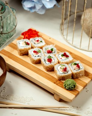 Somon avokado ve susam tohumlu suşi.