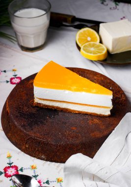 Antika demir tavaya bir dilim limonlu cheesecake.
