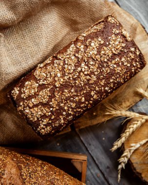 Masada çok tahıllı ekmek ve buğday var.