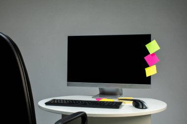 pc klavye ve fare masanın üzerinde