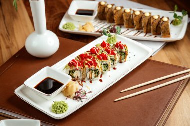 Krem peynirli yeşil ejderha dürümü salatalık tobiko havyar, wasabi ve soya sosu.