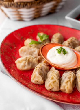 Geleneksel gurza börekleri ve doldurulmuş et.