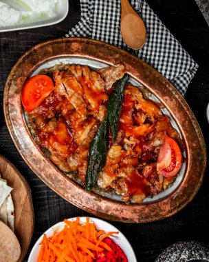 Et donörü tabakta.