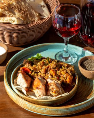 Kızarmış sebze salatalı tavuk kebabı ve tepside bir bardak komposto.