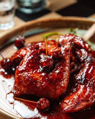 Kızarmış vişne soslu tavuk tabakta.