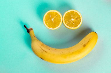 Masada yarısı limon ve muz dilimlenmiş.