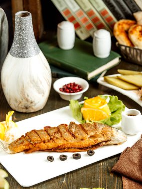 Narsharab ve limon dilimli kızarmış balık.