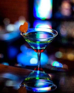 Masada bir bardak alkol kokteyli var.