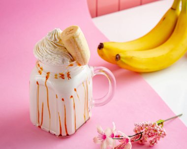 Sütlü, kremalı ve muzlu muzlu milkshake.