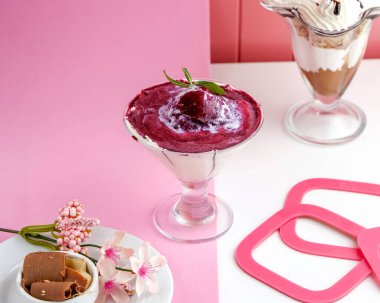 Çilekli ve kremalı yan manzara tatlısı