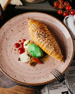 Tepside susam tohumları, ketçap ve mayonez var.