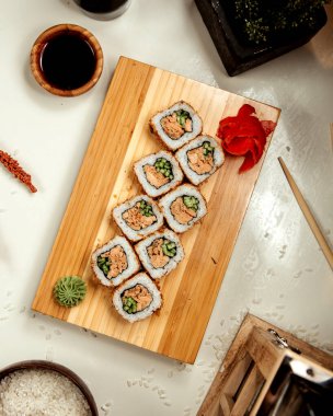 Avokado, zencefil ve yabanturplu suşi.