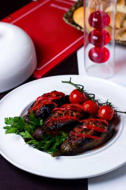 Etle doldurulmuş kızarmış patlıcan