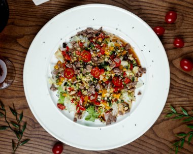 Sebze salatası ve masada et.