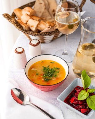 Fayjoa kompot ile servis edilen tavuk çorbası.