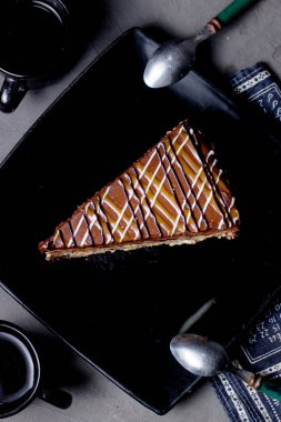 Karamelli kekin en üst görüntüsü.