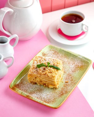 Napolyon pasta katmanı krema ve pudra şekerli bir tabak