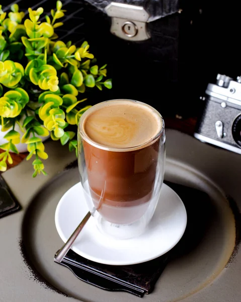 Tasse Kaffee Und Pflanze Auf Dem Tisch — Stockfoto