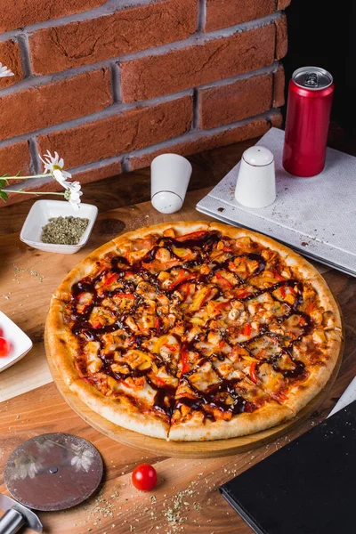 Ayam Pizza Dengan Paprika Herbal Dan Saus Barbekyu — Stok Foto