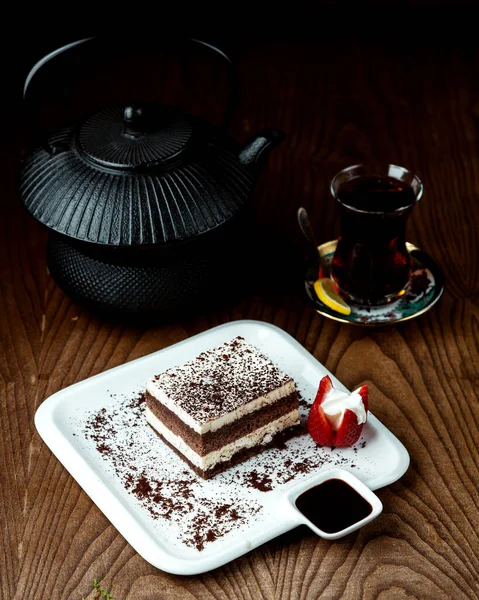 Schwarzer Tee Mit Schokoladenkuchen Auf Dem Tisch — Stockfoto